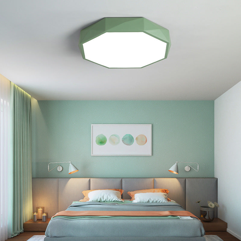 Grüne Deckenleuchte in einem Schlafzimmer mit grüner Tapete über einem Bett mit Wandleuchten 20