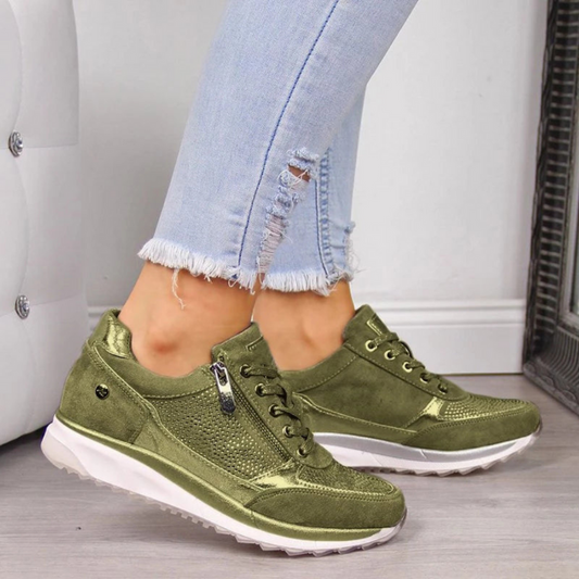 Damen Sneaker olivgrün, Wildleder, Reißverschluss, sportlich, bequem, modisch, Jeanshintergrund.