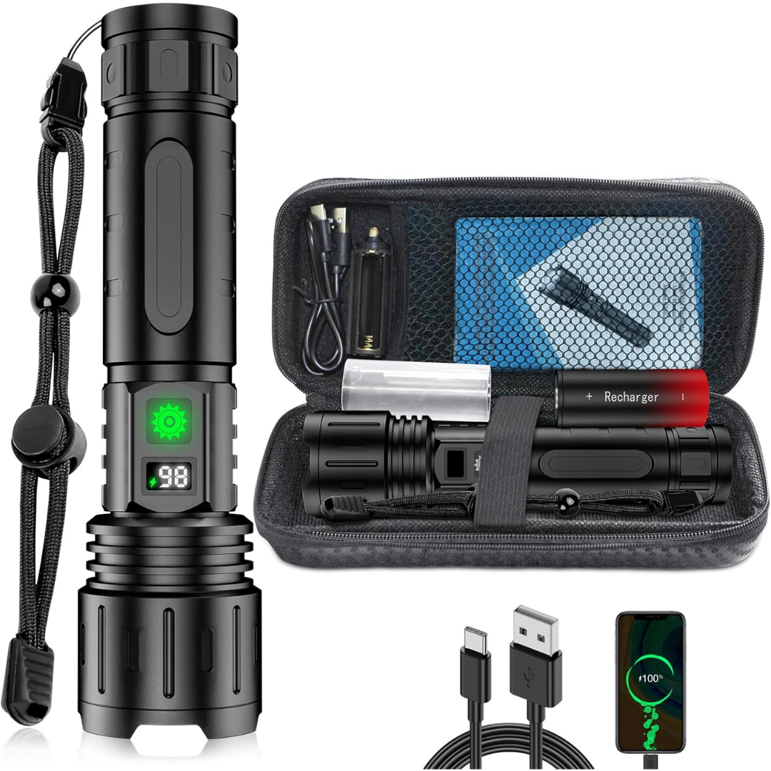 Lampe mit Handschlaufe neben geöffnetem Etui mit Akku, Batteriehalter und Ladekabel, dazu USB-C-Kabel und ein Smartphone beim Laden. 4