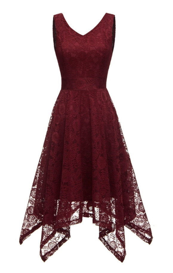 Burgunderrotes Spitzenkleid, ärmellos, asymmetrischer Saum, elegantes Abendkleid.