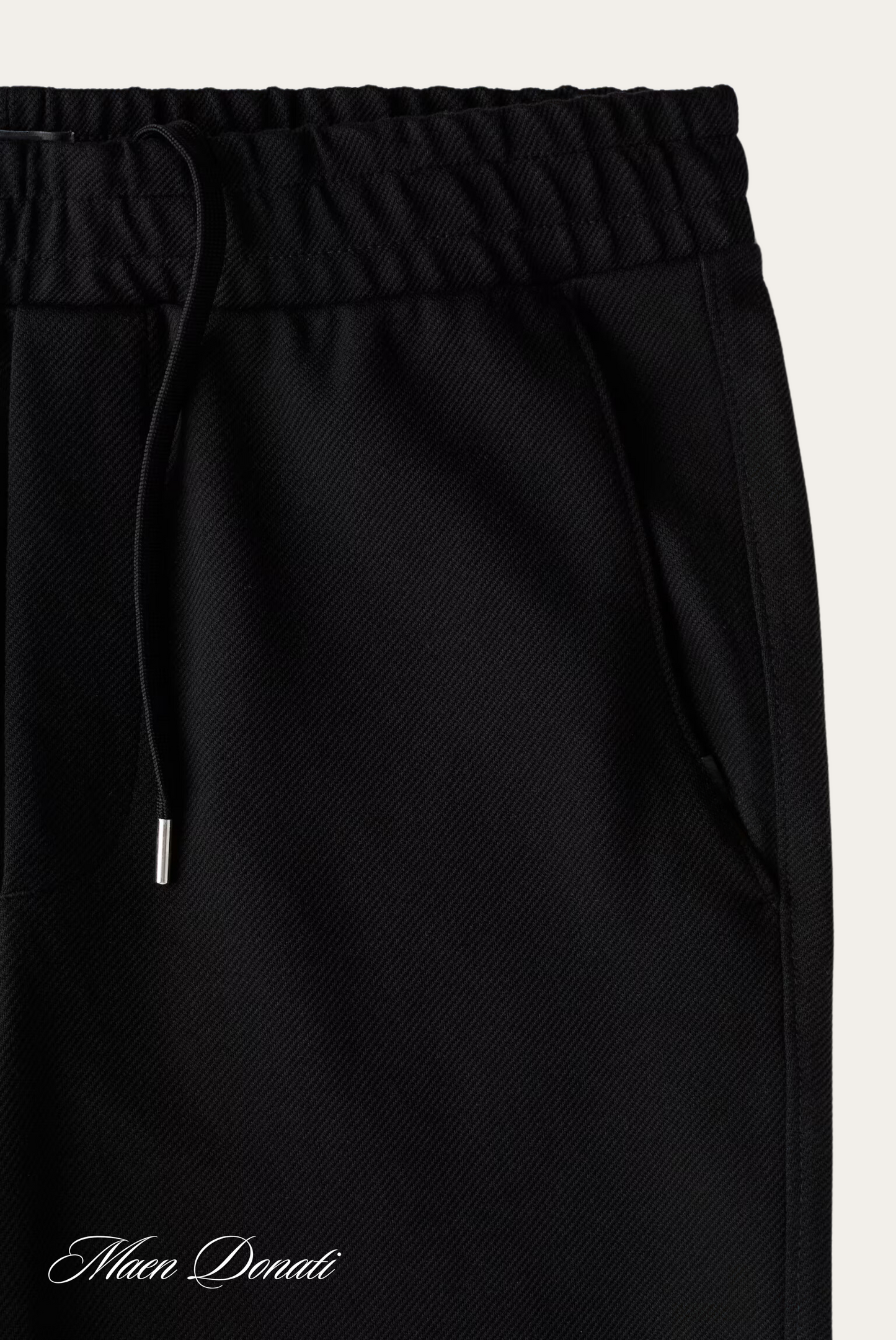 Schwarze Jogginghose, Mikrofaser, elastischer Bund, Kordelzug, Herrenmode, bequem.