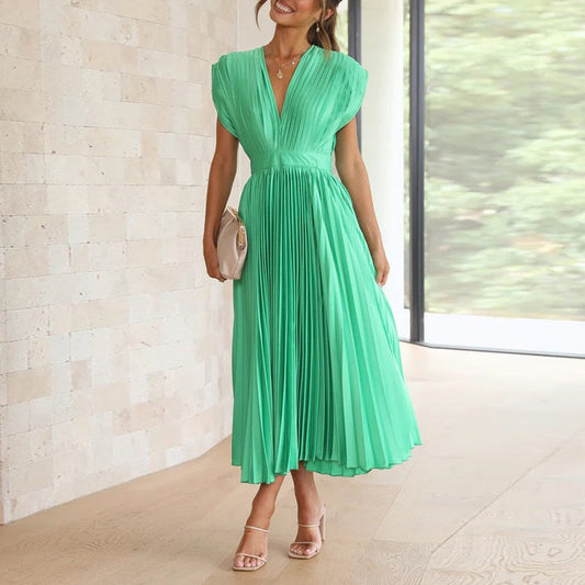 Fließendes Maxikleid mit Plisseefalten und V-Ausschnitt – Noelle