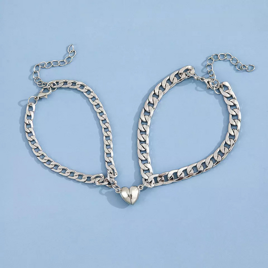Silberne Halskette mit Herzanhänger, Kettenglied-Design, verstellbar, modisch, Damenaccessoire.