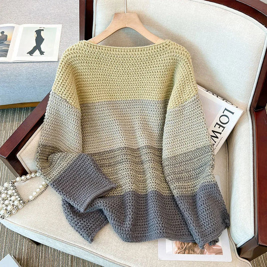 Gehäkelter Pullover Damen, gelb-grau, Farbverlauf, gemütlich, Herbstmode, auf Sessel drapiert.