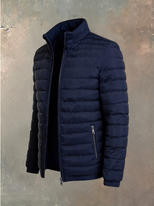 Dunkelblaue Steppjacke mit Stehkragen und Seitentaschen, offen und leicht schräg von der Seite gezeigt 2