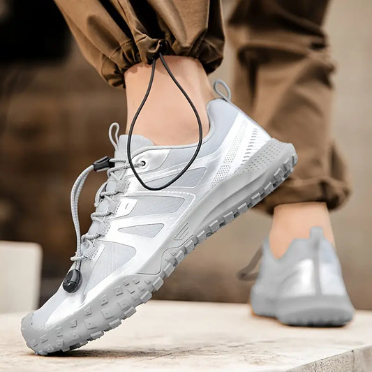Silberne Trailrunning-Schuhe, rutschfeste Sohle, atmungsaktiv, Outdoor-Sport, Herren.