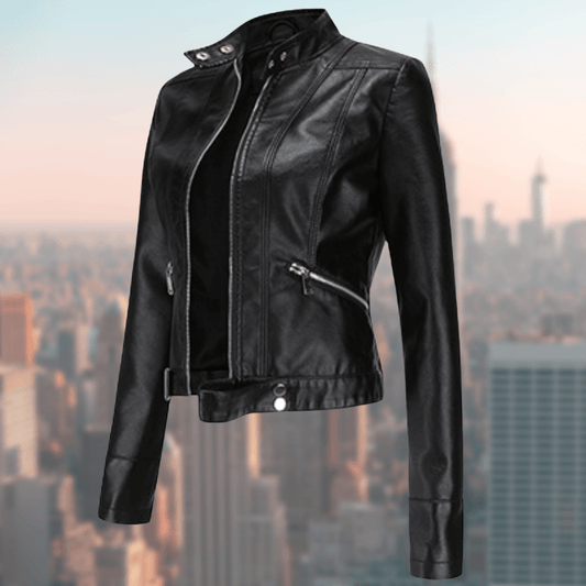 Schwarze Lederjacke für Damen, modisch, Reißverschluss, urbaner Hintergrund, stilvoll.