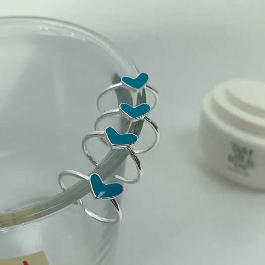 Silberner Ring mit blauen Herz-Designs, modischer Schmuck, Damenaccessoire, Geschenkidee.