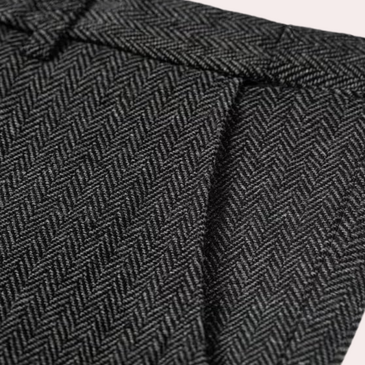 Graue Fischgrät-Hose aus Wolle, elegante Herrenmode, Detailansicht Stoffmuster.