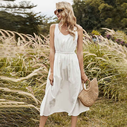 Frau in weißem Sommerkleid mit Strohtasche im Freien, Mode, Damenbekleidung, Sommeroutfit.