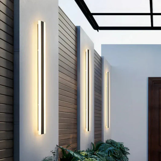 Moderne LED-Wandleuchten, vertikal, schwarz, Außenbereich, energiesparend, stilvolles Design.