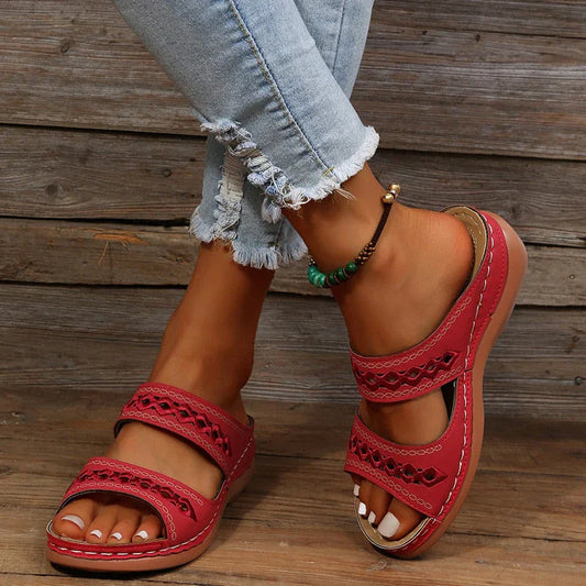 Rote Damen-Sandalen aus Leder, lässig, mit Riemen, ideal für Sommermode, bequem.
