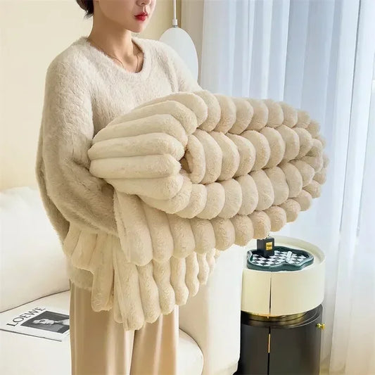 Flauschige beige Decke, dick und weich, ideal für gemütliche Wohnräume und kalte Wintertage.