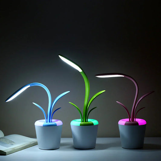 Drei LED-Pflanzenlampen in Blau, Grün und Rosa, modern, energiesparend, dekorativ.