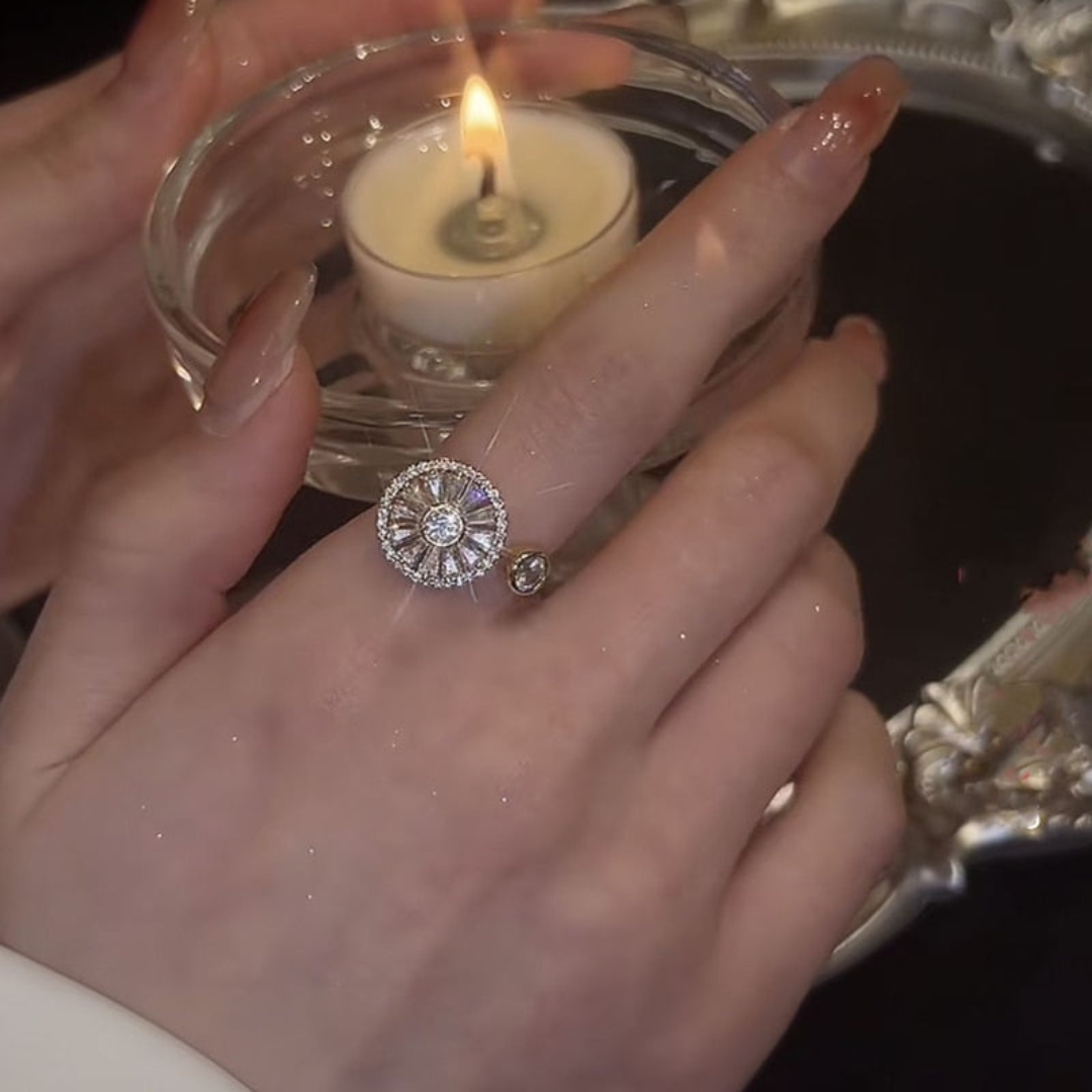 Damenring mit Diamant, Silber, funkelnd, elegantes Design, Schmuck für besondere Anlässe.
