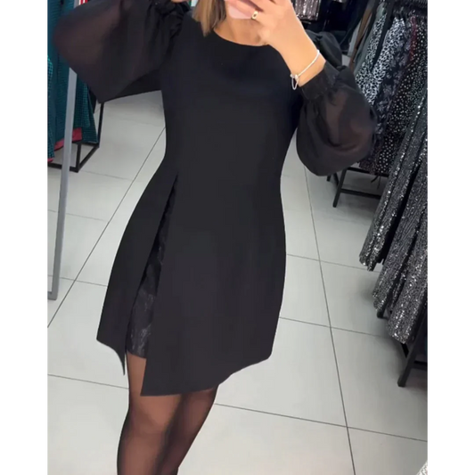 Frau in schwarzem Kleid mit transparenten Ärmeln, elegantes Abendoutfit, Modegeschäft.