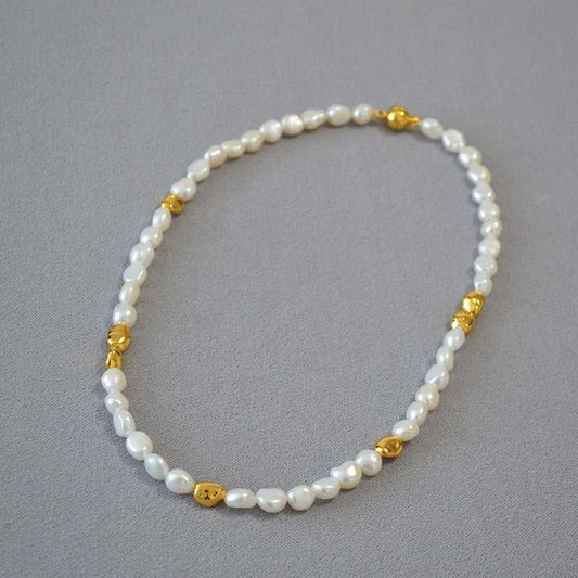 Perlenkette mit goldenen Akzenten, elegant, Schmuck, Damen, Accessoire, Geschenkidee, Mode.