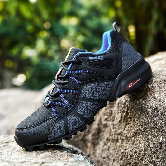 Schwarzer Wanderschuh mit blauen Akzenten, rutschfeste Sohle, Outdoor, Herren, robust.