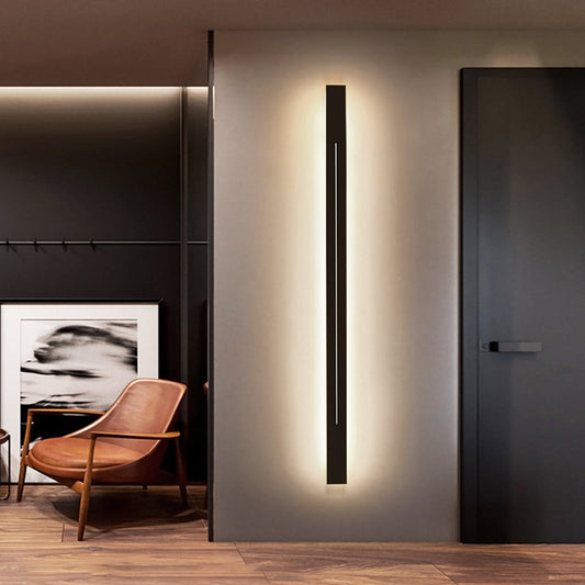 Moderne schwarze LED-Wandleuchte, vertikal, minimalistisch, Innenbeleuchtung, Wohnzimmer.