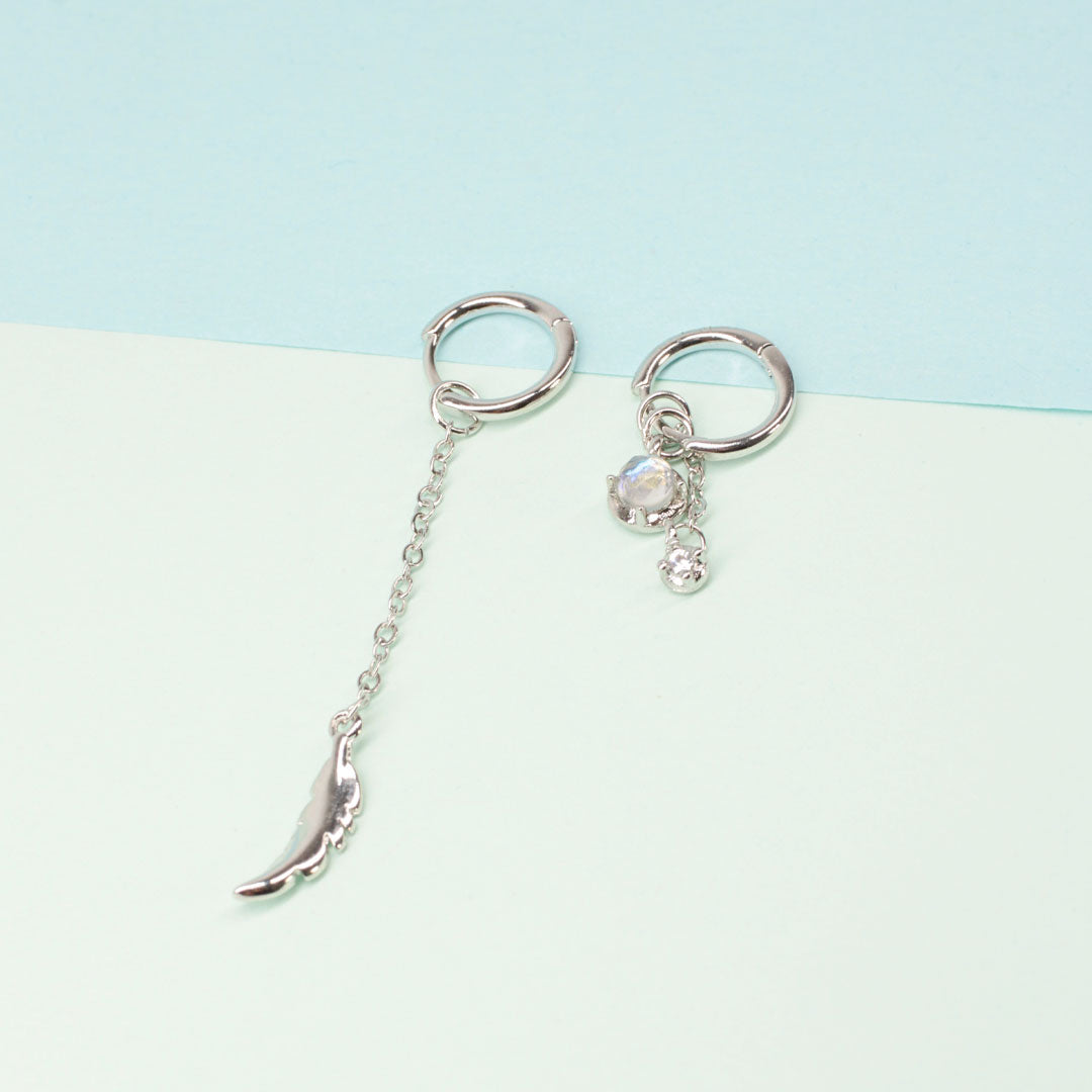 Asymmetrische Feder-Ohrringe - FeatherCharm