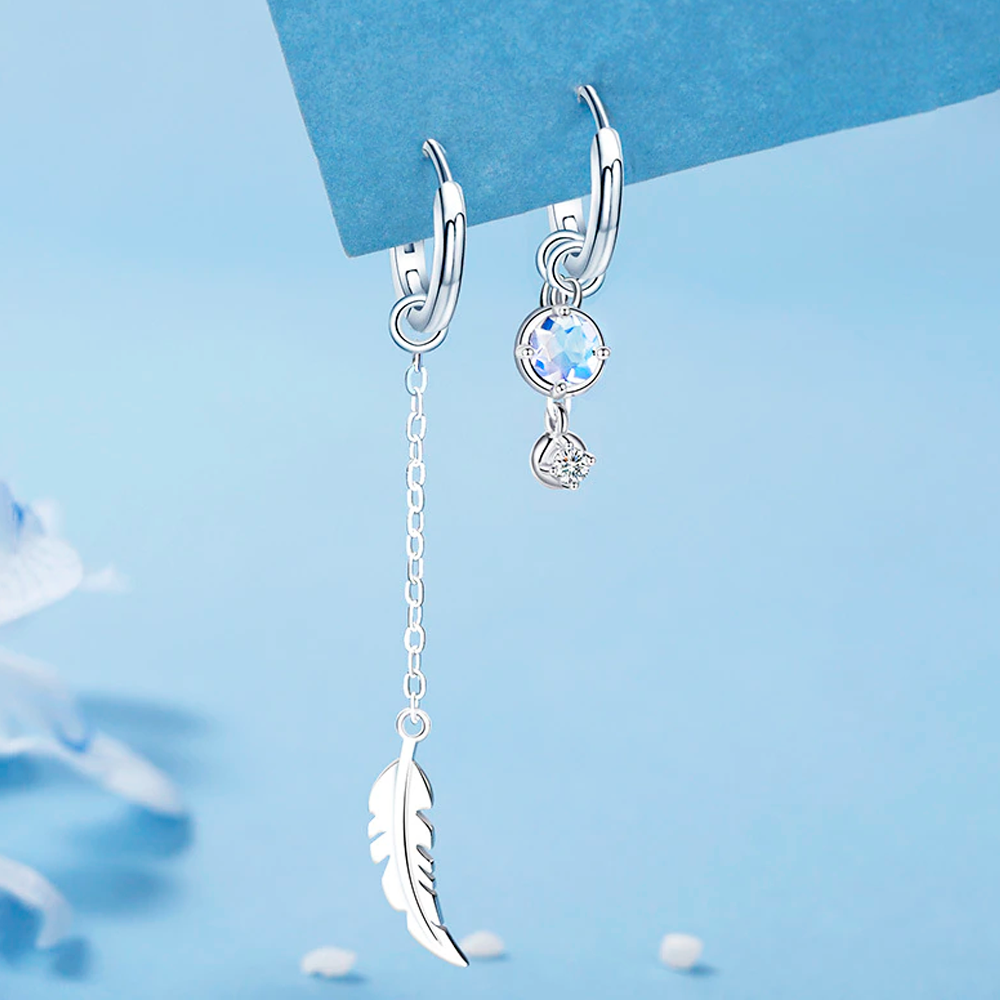 Asymmetrische Feder-Ohrringe - FeatherCharm