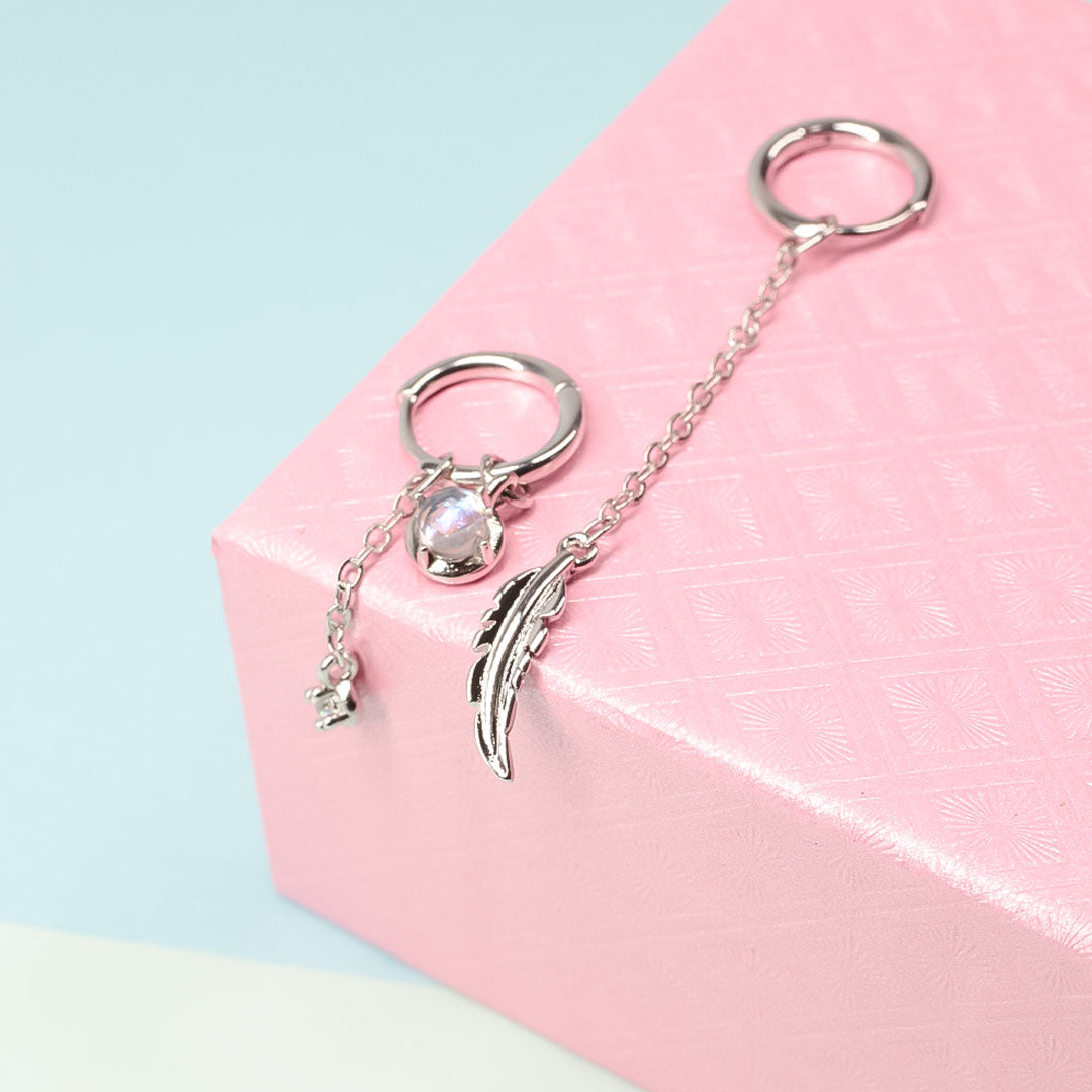 Asymmetrische Feder-Ohrringe - FeatherCharm