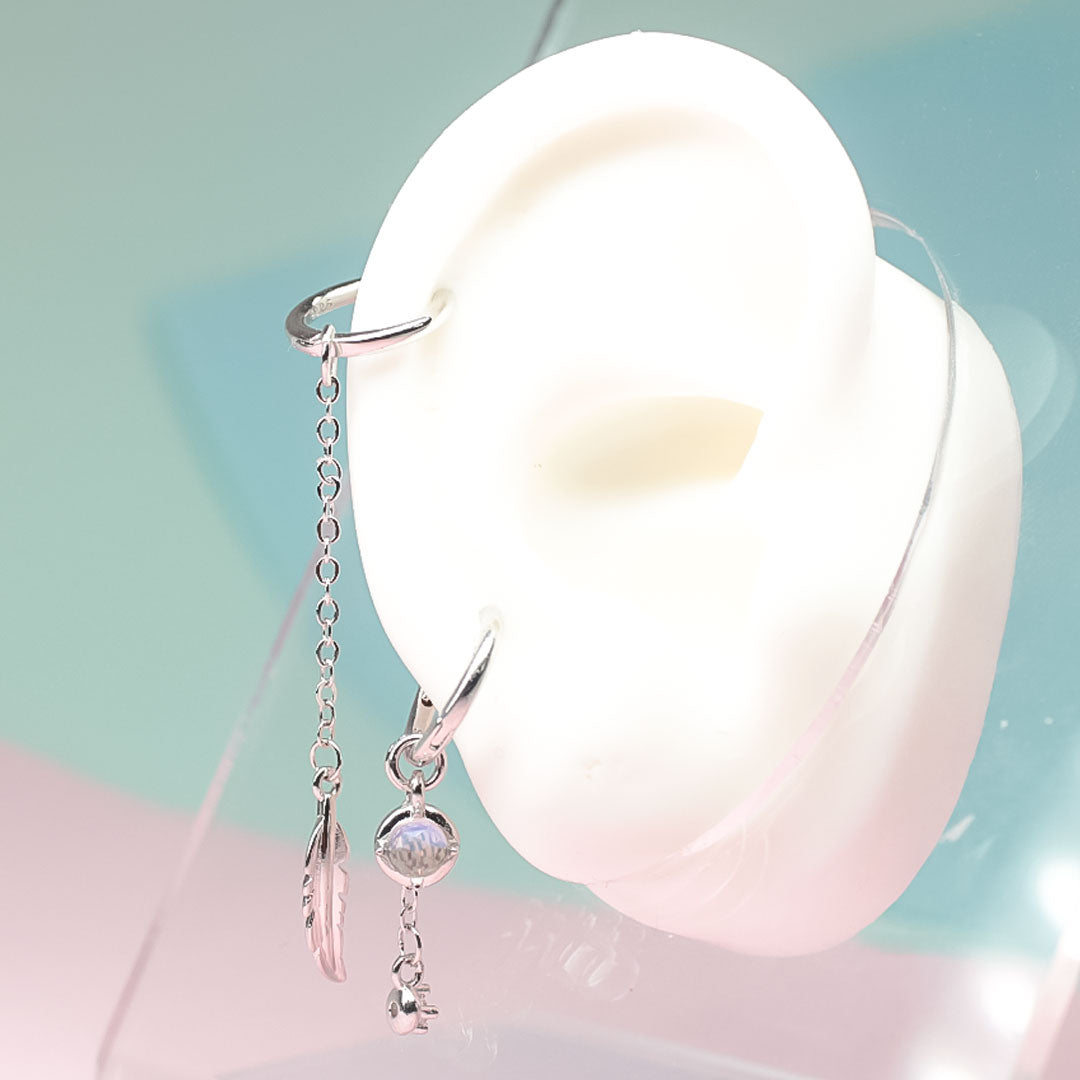 Asymmetrische Feder-Ohrringe - FeatherCharm