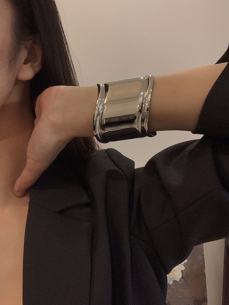 Asymmetrisches Armband Aus Metall - FashionFlair