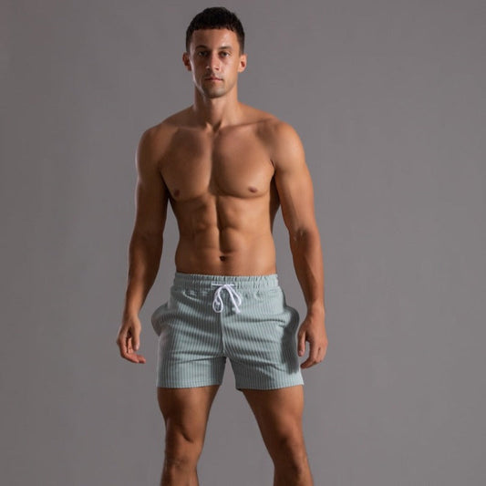 Mann in grauen Performance-Shorts, sportlich, TokyoFit, Vitale ActiveWear, Fitnessmode.