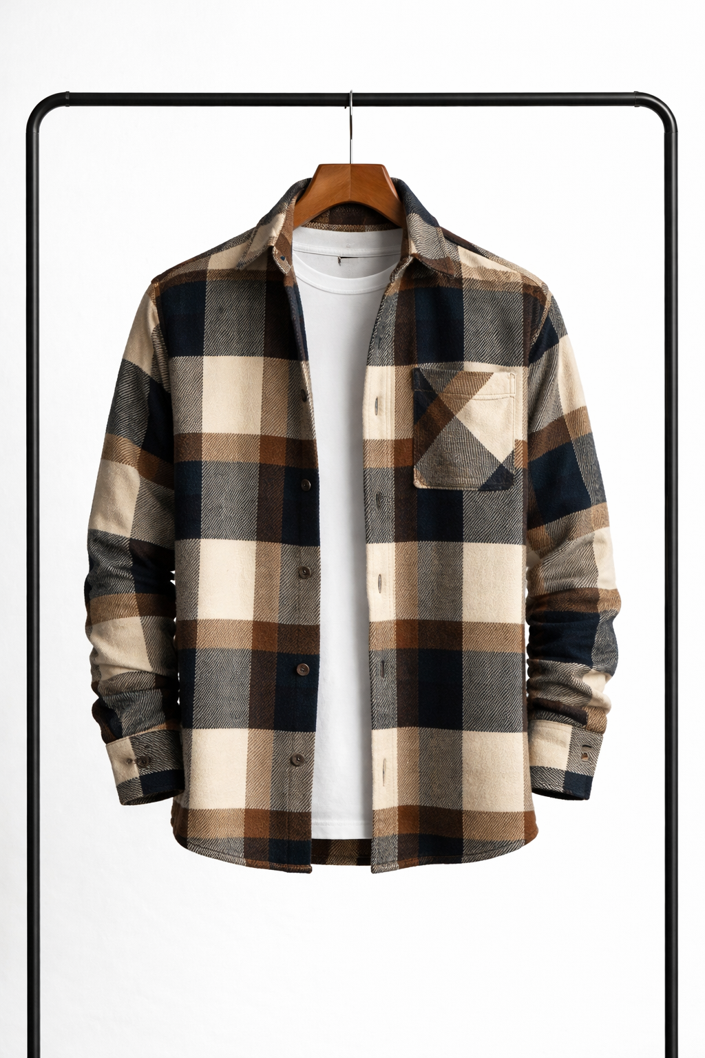 Braun-beige-dunkelblau kariertes Hemd auf Holzbügel, offen über weißem T-Shirt, Vorderansicht mit Brusttasche und braunen Knöpfen. 5