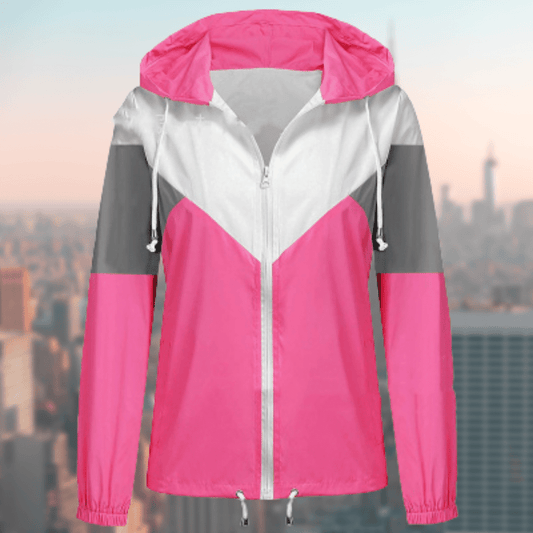 Damen-Windjacke, pink-weiß-grau, Kapuze, Reißverschluss, Stadt-Hintergrund.