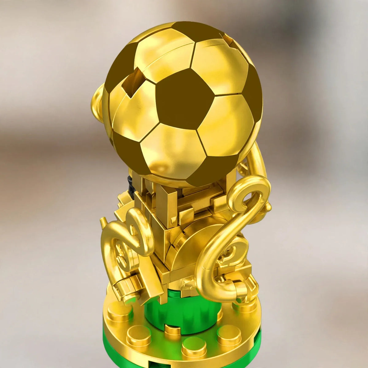 Nahaufnahme des goldenen Fußball-Pokals aus Bausteinen mit verschnörkelten Henkeln auf grünem Sockel 3