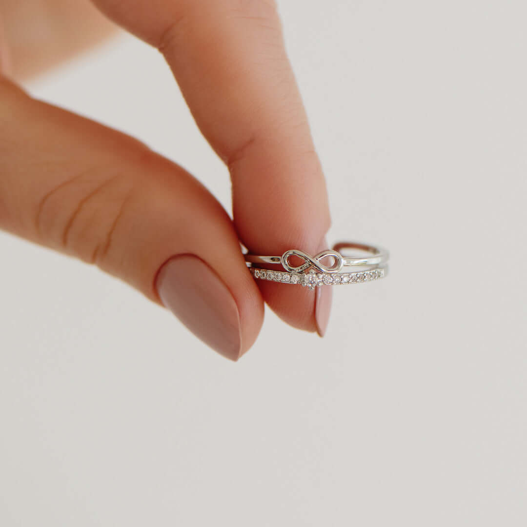 Damenring Silber mit Unendlichkeitssymbol und Zirkonia, eleganter Schmuck, Nahaufnahme.