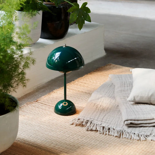 Dunkelgrüne Tischlampe, Metall, modern, skandinavisches Design, Wohnzimmer, Dekoration.