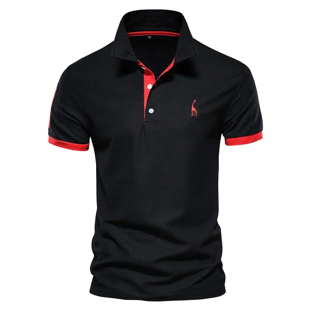 Schwarzes Poloshirt in der Vorderansicht mit roten Ärmelbündchen, roter Knopfleiste und roter Giraffenstickerei auf der 6