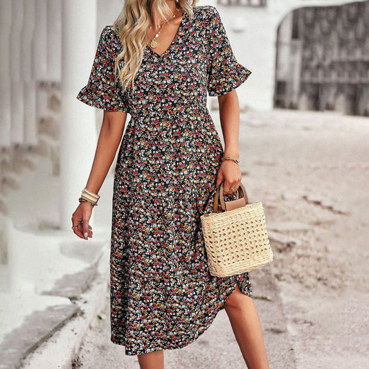 Frau in geblümtem Midikleid mit Korbtasche, Sommermode, Freizeitkleidung, Damenmode.