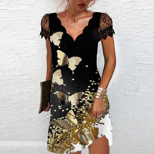 Frau in schwarzem Kleid mit Schmetterlingsmuster und Spitzenärmeln, elegant, modisch.