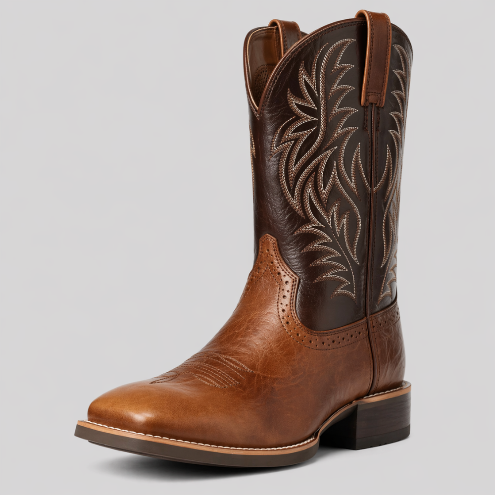 Cowboystiefel in Braun mit dunklerem Schaft, Ziernähten und Lochmuster, schräg von vorn fotografiert 2