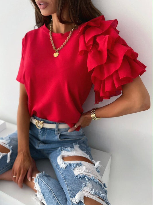 Frau in rotem Rüschen-T-Shirt und zerrissenen Jeans, modisch, lässig, trendige Damenmode.