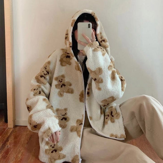 Flauschige Teddyjacke Damen, weiß mit Bärenmuster, Kapuze, Reißverschluss, gemütlich.