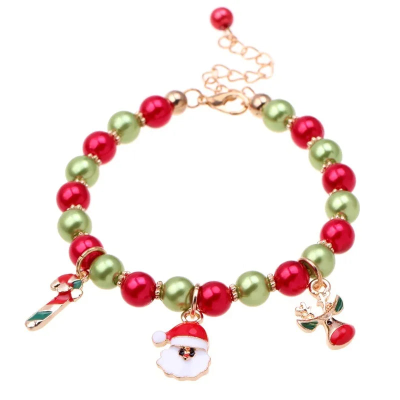 Weihnachtsarmband mit roten und grünen Perlen, Santa-Anhänger, festlicher Schmuck.