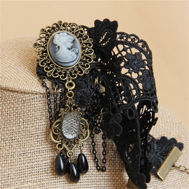 Schwarzes Spitzenhalsband mit Vintage-Kamee-Anhänger und Perlen, viktorianischer Stil.