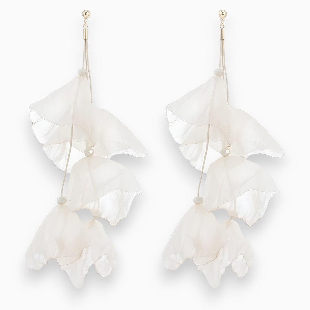 Weiße Blumenohrringe, elegantes Design, aus Stoff, modisches Accessoire für Damen.
