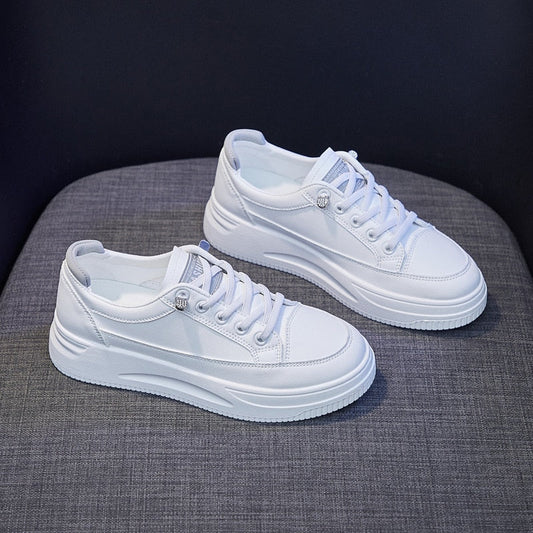 Weiße Sneaker aus Leder, modisch, bequem, für Damen und Herren, auf grauem Hintergrund.