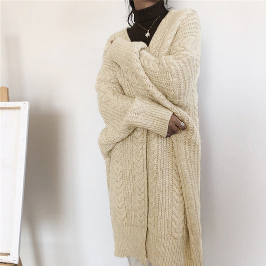 Damen Strickjacke beige, Zopfmuster, lang, warm, modisch, Winterkleidung, gemütlich.
