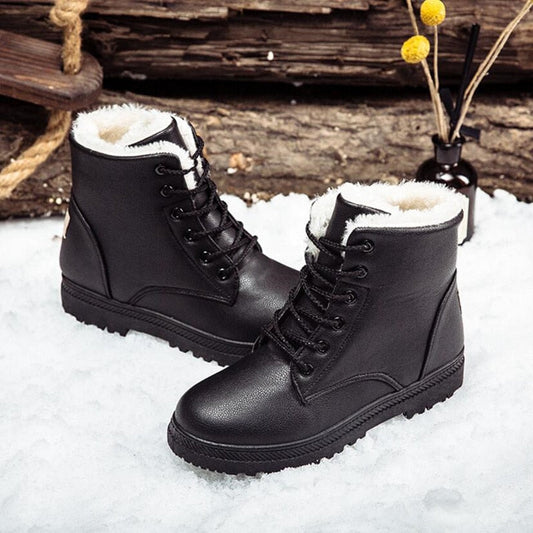 Schwarze Winterstiefel mit Fellfutter, rutschfeste Sohle, ideal für kaltes Wetter.