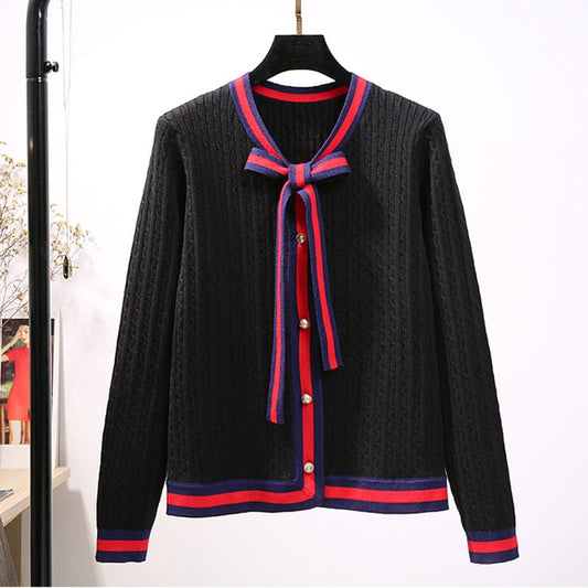 Schwarze Strickjacke mit roten und blauen Streifen, Knopfleiste, Schleife, Damenmode.