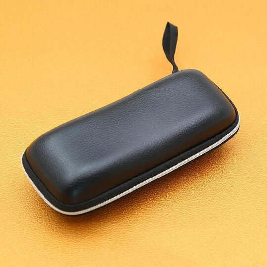 Schwarzes Kunstleder-Etui mit hellem Reißverschluss und Handschlaufe auf orangegelbem Hintergrund 11