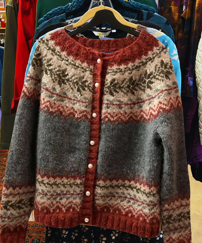 Grauer Strickpullover mit rotem und beigem Norwegermuster, Knopfleiste, Damenmode.
