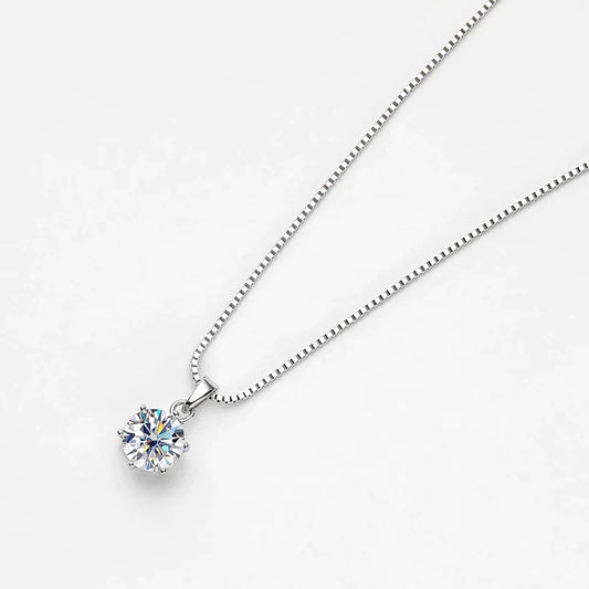Silberne Halskette mit rundem Diamantanhänger, eleganter Schmuck, Geschenk für Frauen.